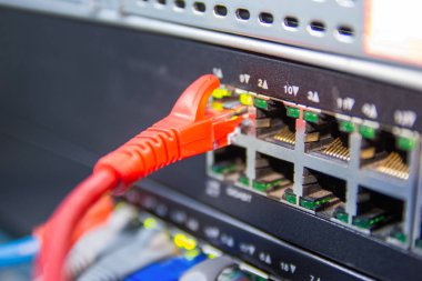 LAN bağlantı noktasını bağlamak için ağ kabloları 