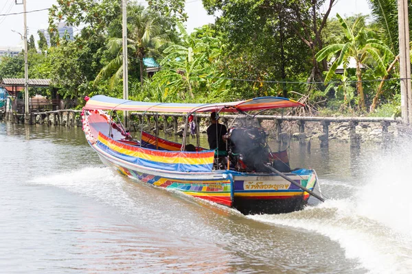 Închiriere barcă cu coadă lungă Bangkok serviciu fluvial oameni Călători Vedeți Bangkok de la apă pe un tur — Fotografie, imagine de stoc