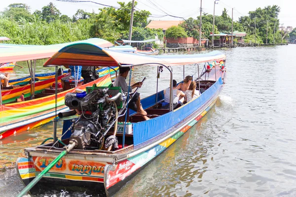 Long Tail båtuthyrning Bangkok River service stöd människor resenärer ser Bangkok från vattnet på en turné — Stockfoto