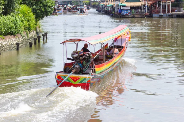 Alquiler de botes de cola larga Bangkok river service support people Travelers — Foto de Stock