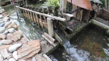 Rüzgar türbini ahşap kavramı atıksu arıtma evde