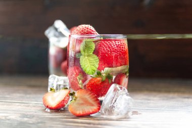 taze çilek mohito kokteyl buz ve nane cam 