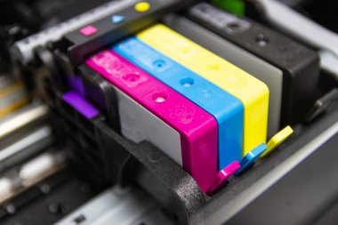 Yazıcıdaki renkli yazıcı inkjet kartuşu, 