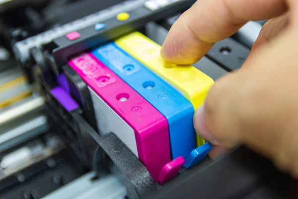 I tecnici stanno installando la cartuccia a getto d'inchiostro della stampante a colori — Foto Stock