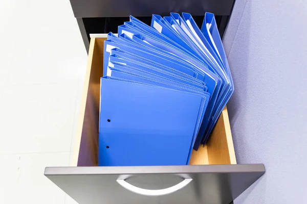 Documentos pasta de arquivo azul Em um arquivo de retenção de gabinete de contratos . — Fotografia de Stock
