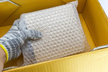 adam kolu kabarcık şal tutun, koruma parsel ürün için kırık