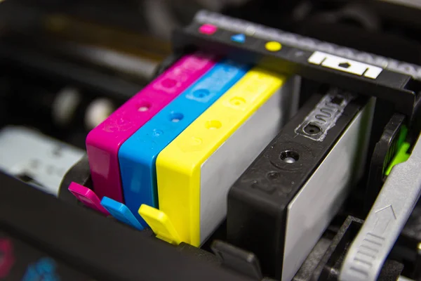 La cartuccia a getto d'inchiostro della stampante a colori iniettata — Foto Stock