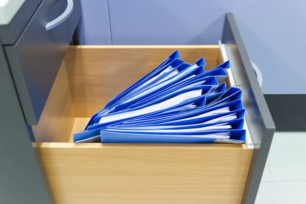 Blaue Aktenordner-Dokumente in einem Aktenschrank — Stockfoto