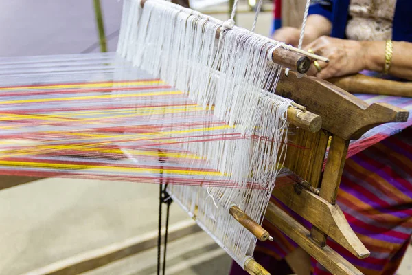 Tkalcovské vybavení tkaní-detail tkaní domácího hedvábí — Stock fotografie