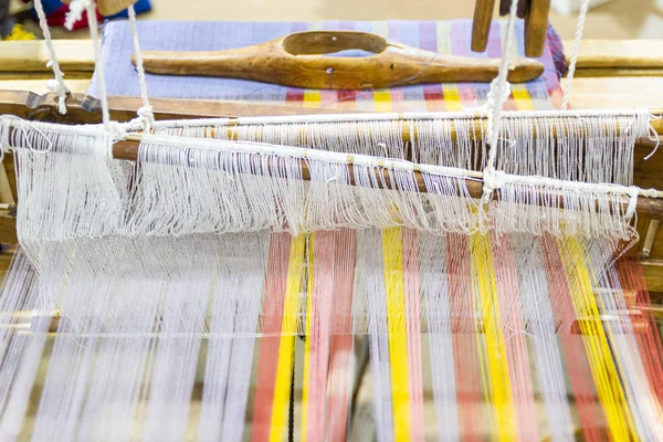 Equipo de tejer Tejido doméstico - Detalle del telar de tejer para seda casera — Foto de Stock