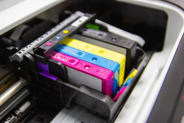 Yazıcıdaki renkli yazıcı inkjet kartuşu, 