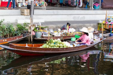 Lanet olası saduak yüzen pazar, Tayland