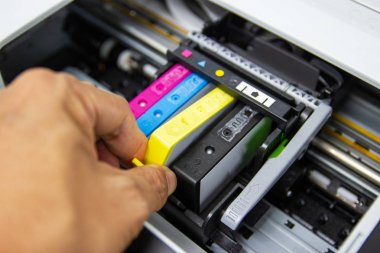 Teknisyenler renkli yazıcı inkjet kartuşu kurarken