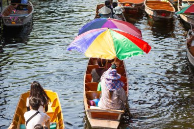 Lanet olası saduak yüzen pazar, Tayland