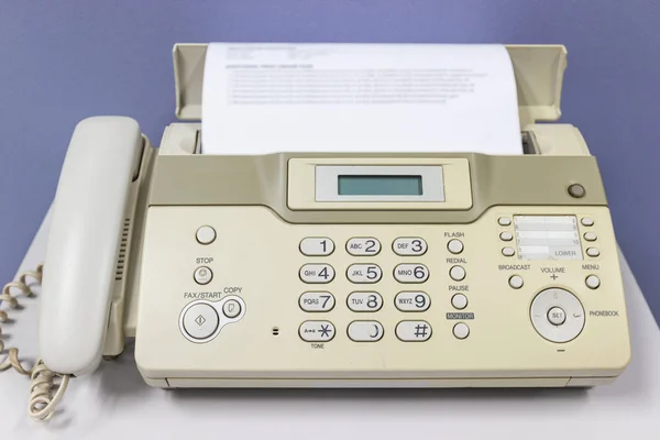 Faxgerät für den Versand von Dokumenten im Büro — Stockfoto