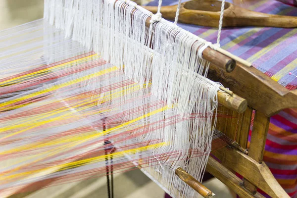 Equipo de tejer Tejido doméstico - Detalle del telar de tejer — Foto de Stock