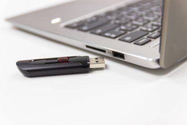 USB portu Conncet için dizüstü bilgisayar ile Flash sürücü 