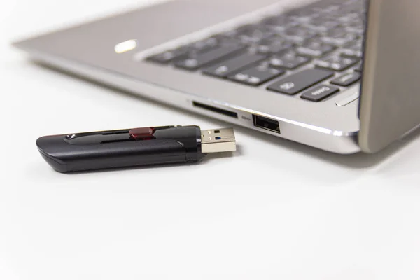 flash drive with laptop computer for conncet to USB port