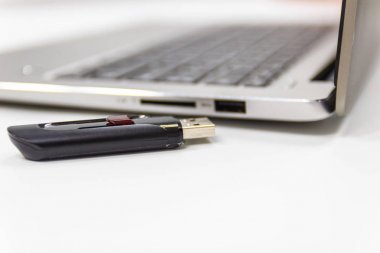 USB portu Conncet için dizüstü bilgisayar ile Flash sürücü 