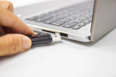 El adam tutun Flash sürücü USB bağlantı noktasına bağlanma 