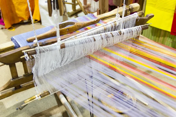 Equipamento de tecelagem Tecelagem doméstica - Detalhe do tear de tecelagem — Fotografia de Stock