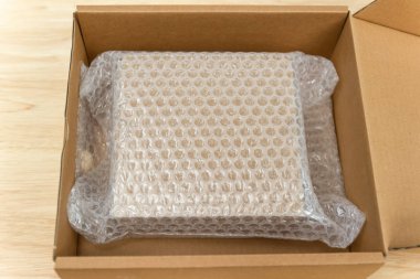 Koruma ürün için kabarcık wrap ile kutuyu kaplayan kabarcıklar 