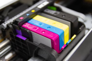 Yazıcıdaki renkli yazıcı inkjet kartuşu, 
