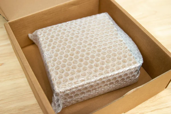 Bubbles covering the box by bubble wrap for protection product — Stock Photo, Image