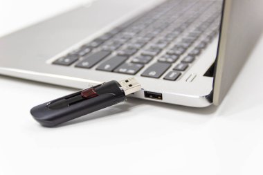 USB portu Conncet için dizüstü bilgisayar ile Flash sürücü 