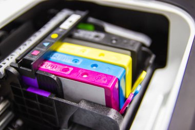 Yazıcıdaki renkli yazıcı inkjet kartuşu, 