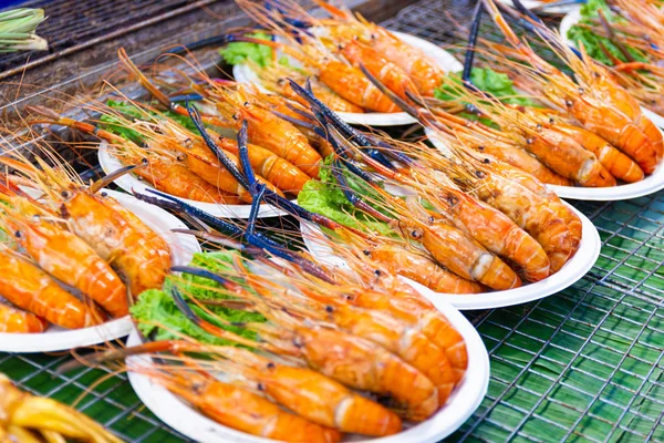 Gegrillte Garnelen mit Meeresfrüchten Streetfood aus Thailand — Stockfoto