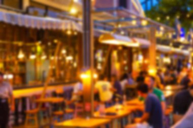 bulanık görüntü Birçok insan bir restoranda gece festivali bar pub eğlenceli zevk