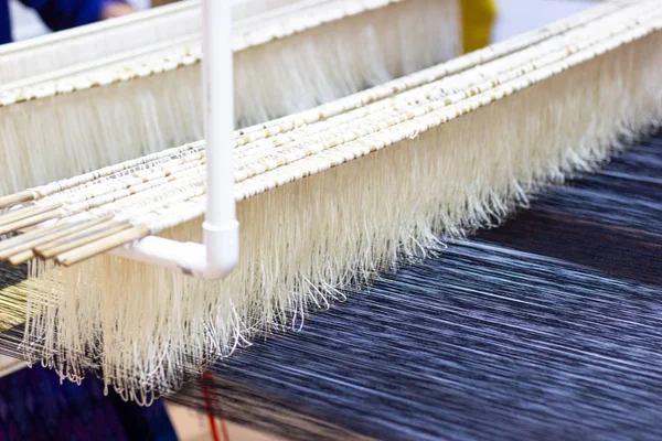 Equipamento de tecelagem Tecelagem doméstica - Detalhe do tear de tecelagem para seda caseira Usado para tecelagem de seda — Fotografia de Stock