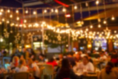bulanık görüntü Birçok insan bir restoranda gece festivali bar pub eğlenceli zevk ve atmosfer parti mutlu 