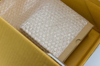 Koruma ürün için kabarcık wrap ile kutuyu kaplayan kabarcıklar 
