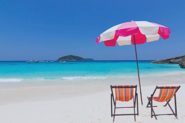 Manzara manzara okyanus güzel mavi gökyüzü ve tekne Pembe şemsiyeile