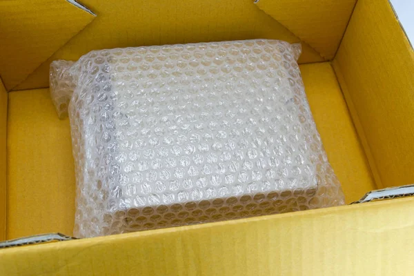 Gelembung yang menutupi kotak dengan bungkus gelembung untuk produk perlindungan — Stok Foto