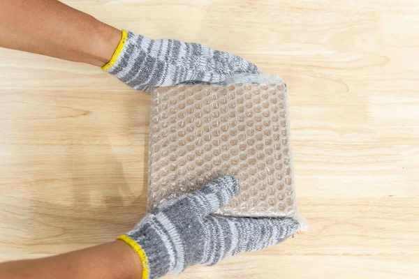 Hand of man Hold bubbelplast, för skydd paketprodukt CRAC — Stockfoto