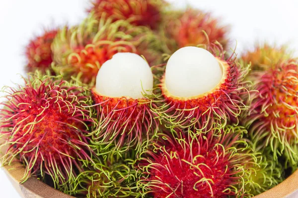 Verse zoete vruchten Rambutan in de hout beker fruit van Thailand — Stockfoto