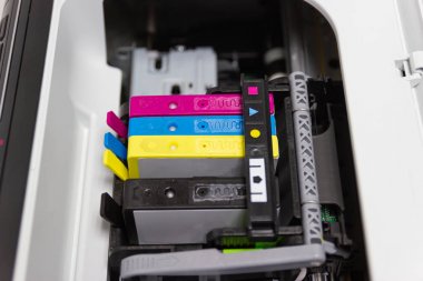 Yazıcıdaki renkli yazıcı inkjet kartuşu, 