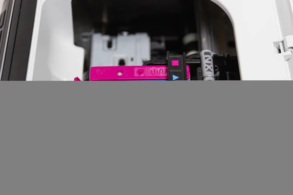 La cartuccia a getto d'inchiostro della stampante a colori iniettata — Foto Stock