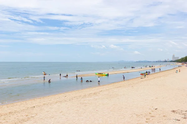 Vue Paysage Beaucoup de gens vacances relaxantes à la plage — Photo