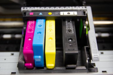 Yazıcıdaki renkli yazıcı inkjet kartuşu, 