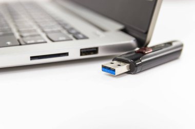 USB portu Conncet için dizüstü bilgisayar ile Flash sürücü 