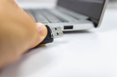 el adam tutun Flash sürücü Usb portlaptop bilgisayara bağlanmak