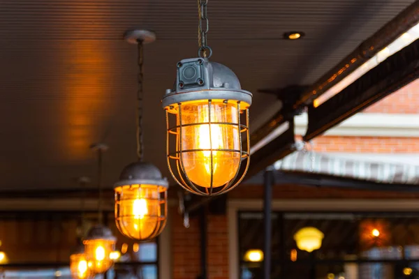 Hermoso estilo retro decoración de la iluminación decoración de la bombilla en el restaurante — Foto de Stock