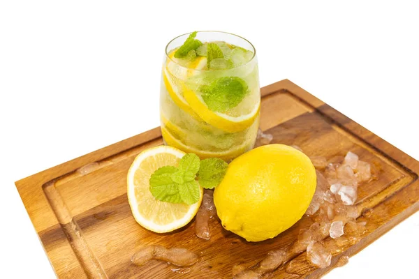 Čerstvé ovoce žlutý citrón ve skle na dřevě pro horké letní dny — Stock fotografie