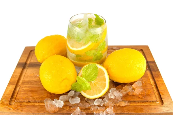 Свежий фруктовый желтый лимон в стекле на дереве для жарких летних дней — стоковое фото