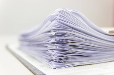 Yakın çekim - Belge dosyasında birçok belge ile beyaz kağıt saklanır