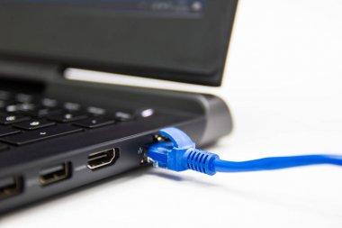 dizüstü bilgisayarın Lan bağlantı noktasına mavi kablo ağı bağlantısı 
